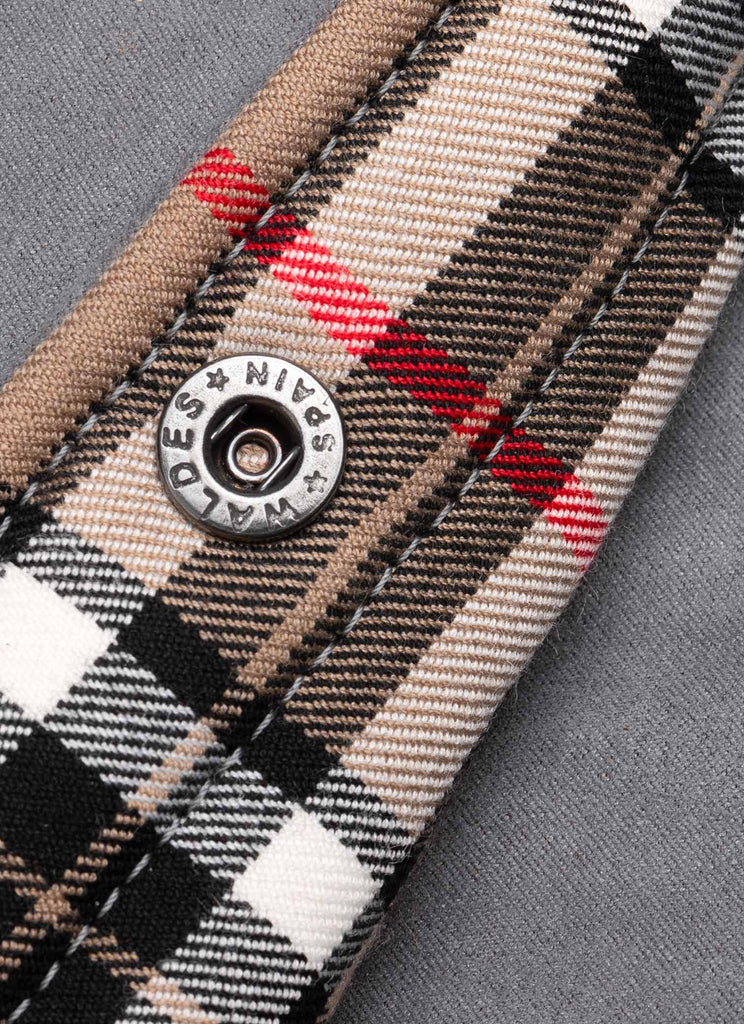 Detalle cama para perros portátil, facil de lavar, estilo cásico con estampado Burberry.