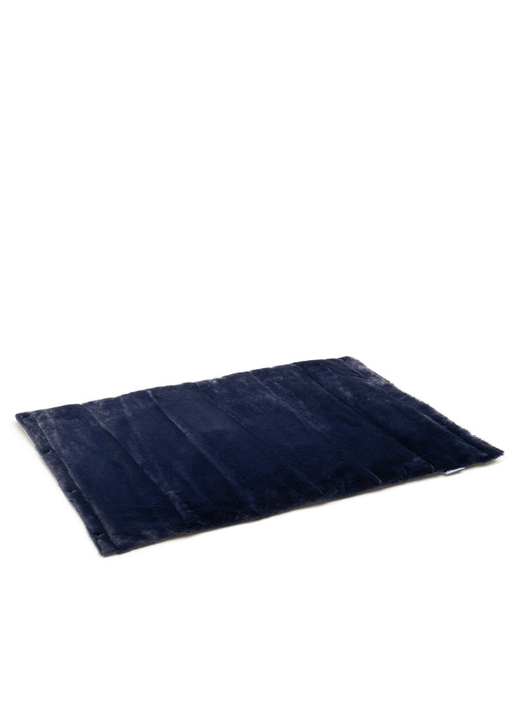 Cama para perro enrollable Brott en color azul marino, desplegada y lista para usar, con textura suave y mullida.