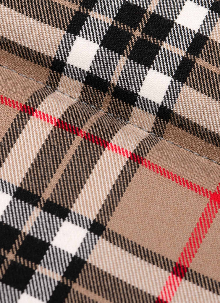 Detalle cama para perros enrollable para vacaciones, ligera y fácil de lavar. Estampado clásico tartán Burberry.