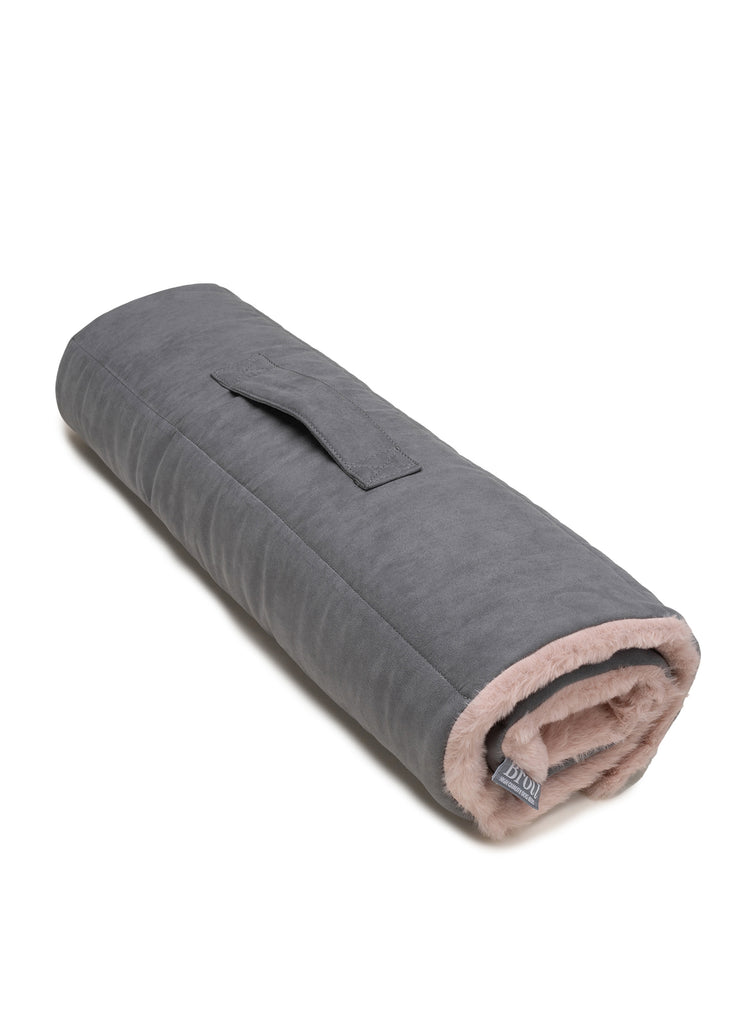 Manta portátil para perro de color rosa claro de suave pelo reciclado. Tacto sedoso, fácil de lavar y ligera para transportar. Cómoda para llevar a todas partes con tu perro. Regalo original para Navidad.