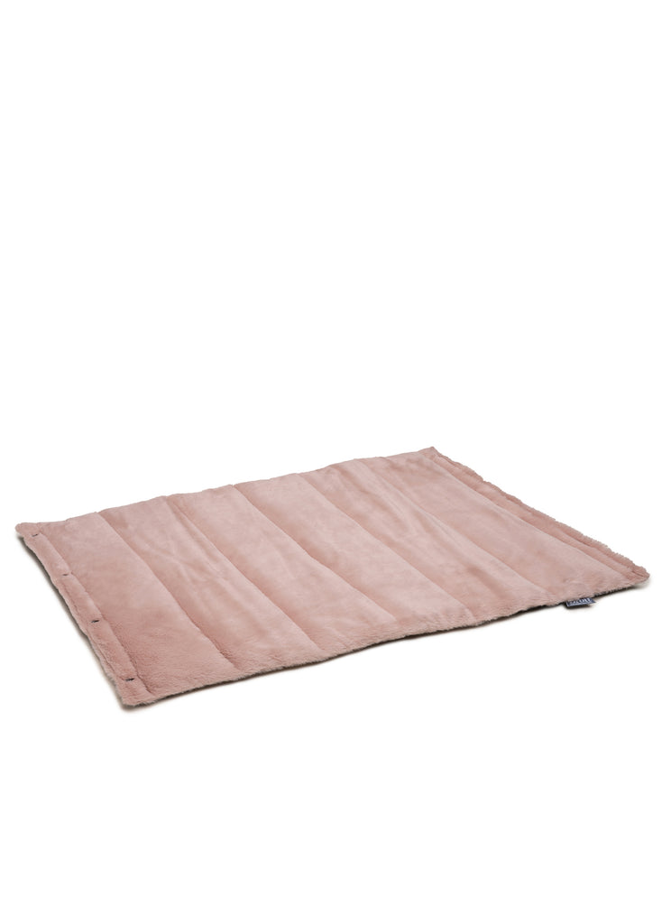 Cama para perro portátil diseño único en color rosa claro. Ligera y de suave pelo reciclado, con asa para fácil transporte. Ideal para llevar a cualquier parte de vacaciones o comidas familiares.