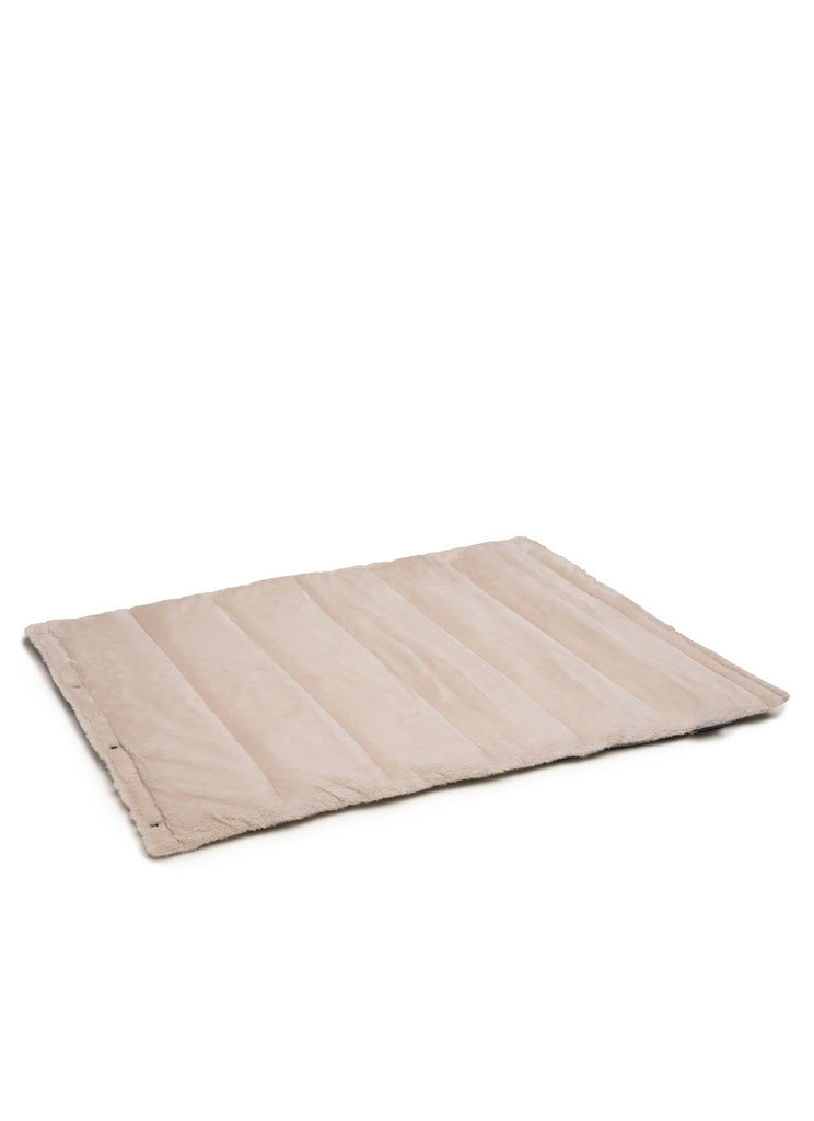 Cama portátil para perro color beige suave pelo reciclado. Ligera y fácil de lavar, ideal para escapadas o para poner en el sofá o coche.